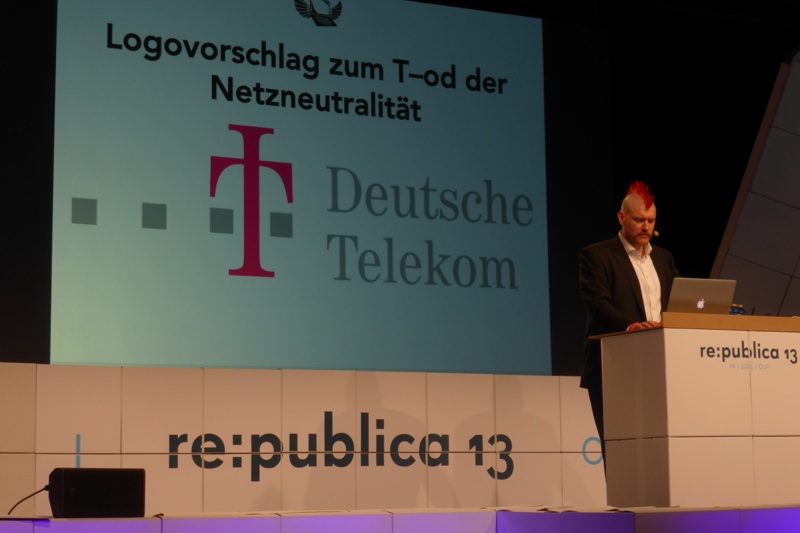 re:publica: Sascha Lobos neues Telekom-Logo zum Tod der Netzneutralität